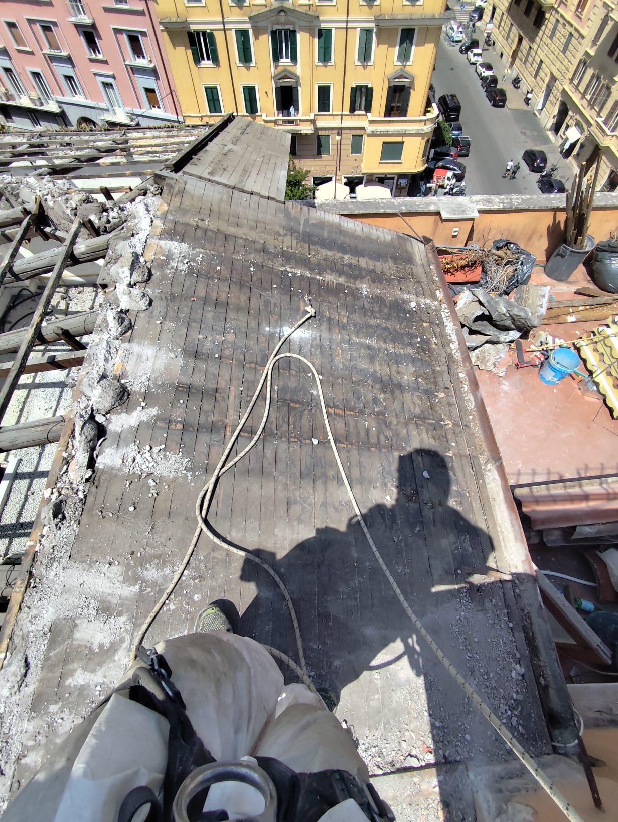 <p>Eternit sul tetto: cosa fare e come rimuoverlo</p>

